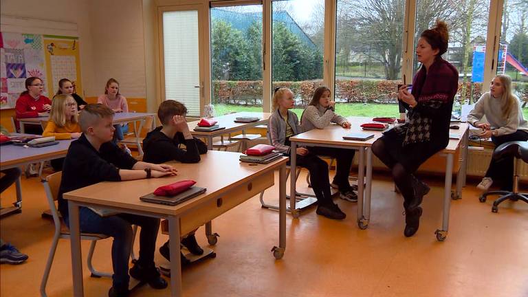 Juf Patty vertelt haar klas dat het schoolkamp niet doorgaat vanwege corona. (Foto: Omroep Brabant)