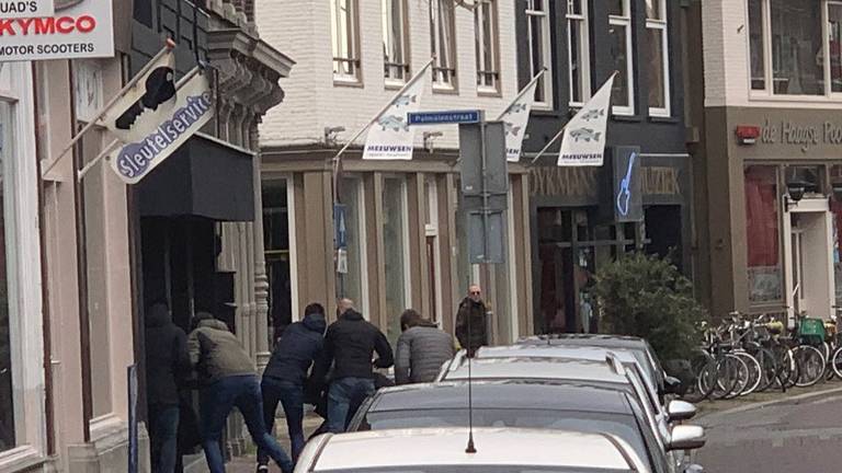 Bij de vecht- en steekpartij in Breda raakte een man flink gewond (foto: de politie).