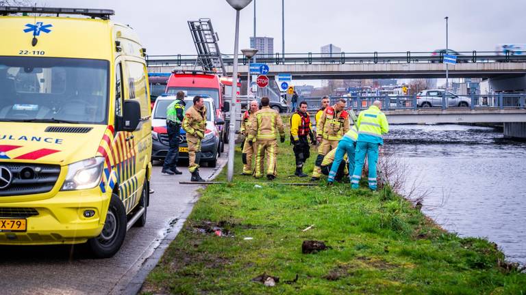 Het lichaam wordt uit het water gehaald (foto: Sem van Rijssel/ SQ Vision)