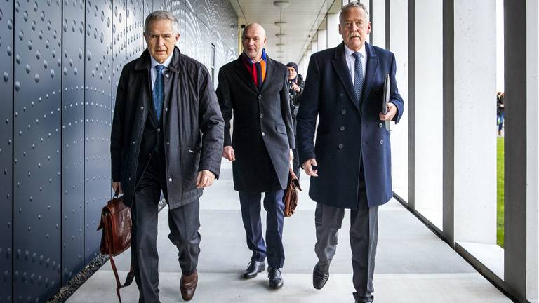 Anton Kotte (L) loopt samen met Piet Ploeg (R) naar het zwaarbeveiligde Justitieel Complex Schiphol, waar het internationale MH17-proces plaatsvindt (foto: ANP/Remko de Waal)