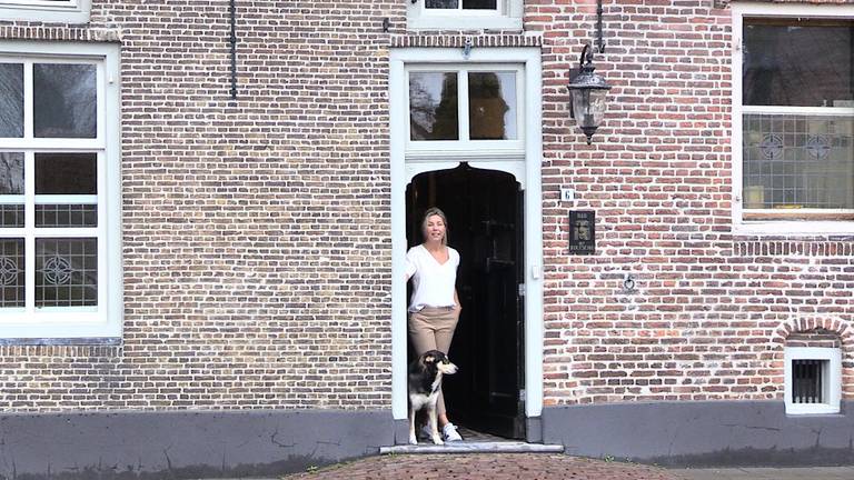 Sandra Schoenmakers heeft even geen voordeel van de goede ligging van haar B&B bij de Efteling: de helft annuleert door corona. (foto: Tom van den Oetelaar)