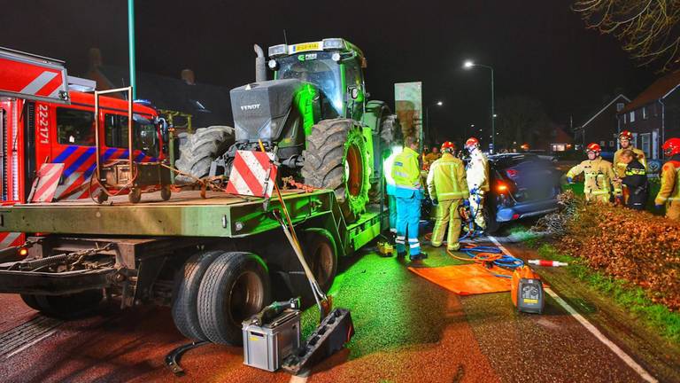 De vrouw in de auto raakte bekneld (foto: Rico Vogels/ SQ Vision)