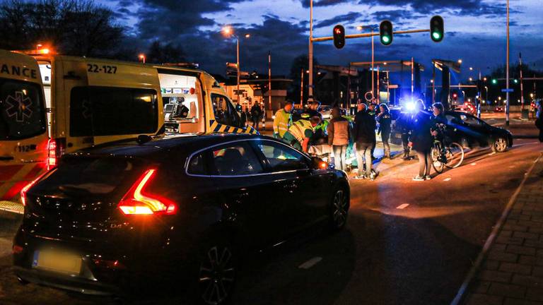 Omstanders vonden de mishandelde man op de Julianabrug (foto: Harrie Grijseels/ SQ Vision)