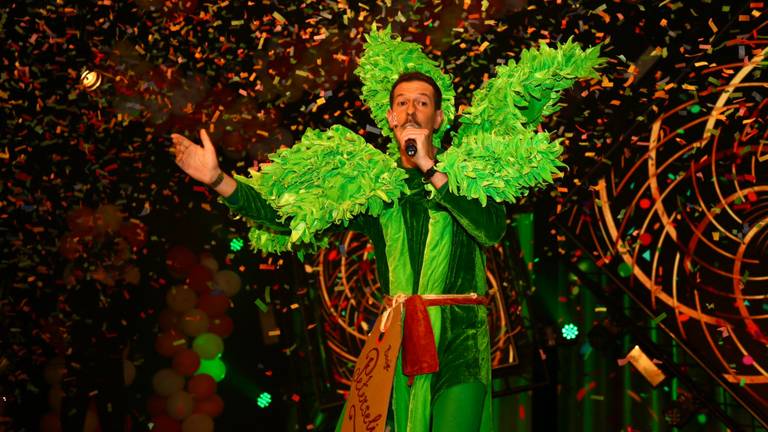 Carnavallende biologieleraar Peter Selie op het podium tijdens Drie Uurkes Vurraf. (foto; Twan Spierts)