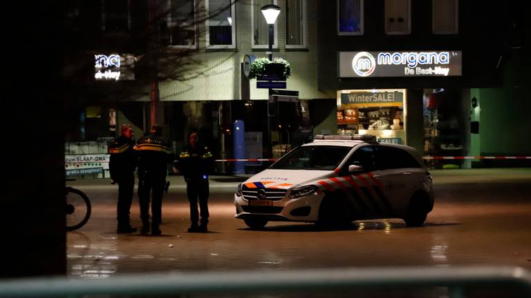 De politie deed onderzoek op het Raadhuisplein in Boxmeer. (Foto: SK-Media)