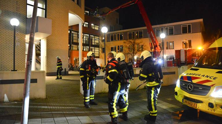 De brandweer had de brand in het Bredase appartementencomplex snel onder controle. (Foto: Perry Roovers)