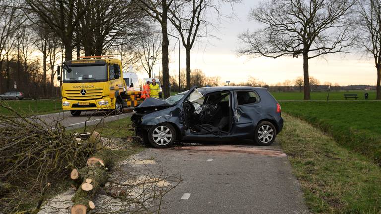 Het wrak na het ongeluk, de boom moest worden omgezaagd (foto: Toby de Kort).