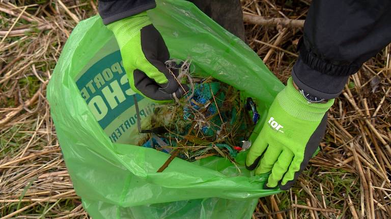 Volle vuilniszakken afval uit de Biesbosch.