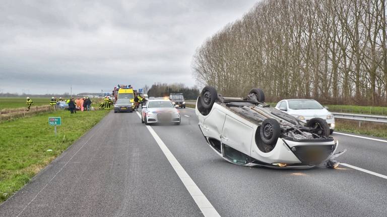 Auto over de kop bij A59 Maasroute in Terheijden (Foto: Tom van der Put / SQ Vision Mediaprodukties)