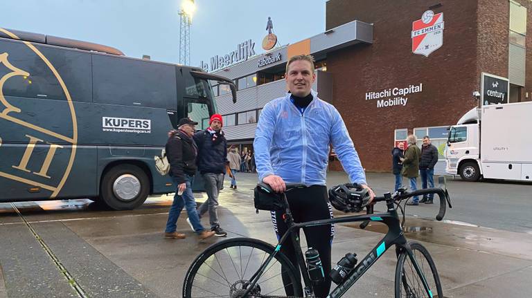 Frank Kriellaars bij aankomst bij het stadion van FC Emmen.