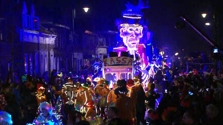 Spectaculaire lichtjesoptocht in Standdaarbuiten.