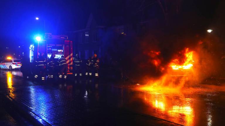 Zaterdagnacht ging een auto aan de Molenstraat in Oss in vlammen op. (Foto: Gabor Heeres)