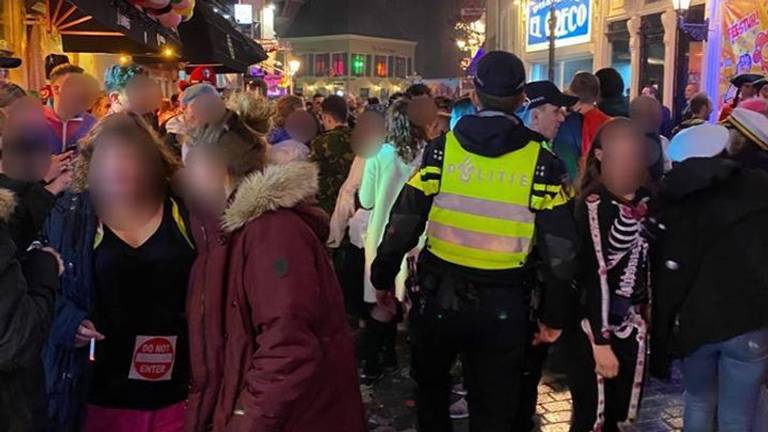 De politie in actie tijdens de carnavalsnacht in Breda. (Foto: Facebook politieteam Markdal)