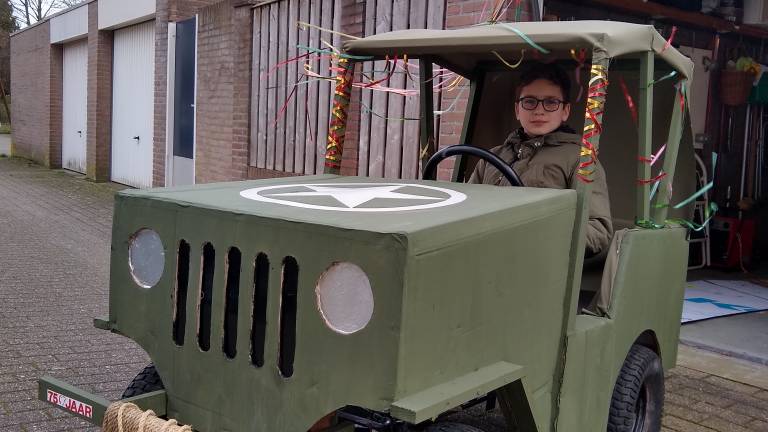 Sam in zijn zelfgebouwde wagen (foto: Thijs Eerden)