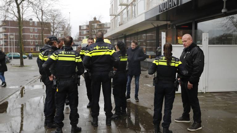 Veel politie bij de steekpartij (foto: Dave Hendriks/SQ Vision)