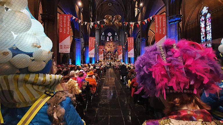 De drukbezochte Lampegatse Carnavalsmis (Foto: Colin Beijk).