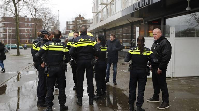 Veel politie bij de steekpartij. (Foto: SQ Vision)