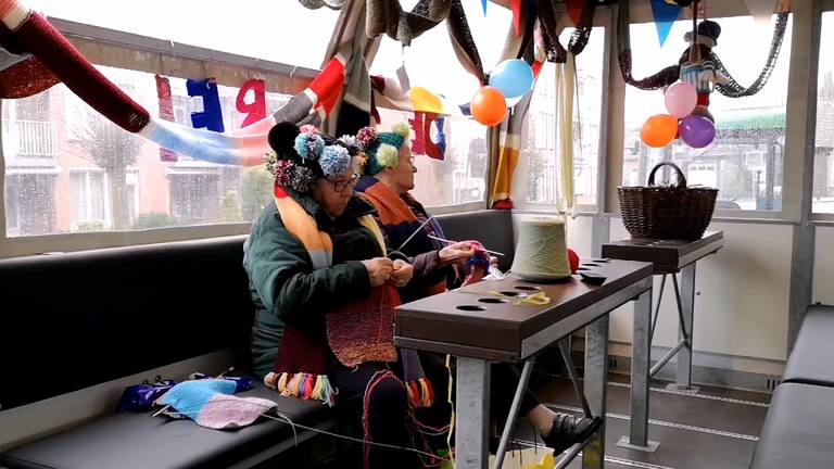 Recordpoging carnavalssjaal tijdens optocht in Asten (foto: Omroep Brabant).