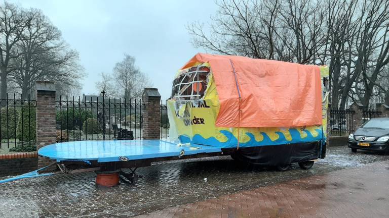 Carnavalsgroep krijgt leenwagen van club uit Bokkendonk nadat eigen wagen is vernield (foto: Carnavalsgroep Gemonde)