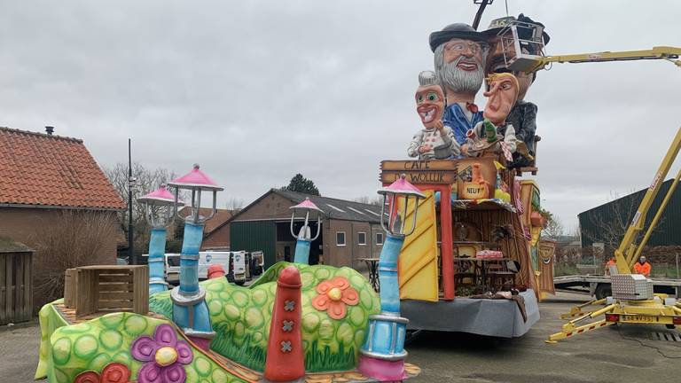 Veel carnavalswagens gingen door de slechte weersomstandigheden niet de weg op.