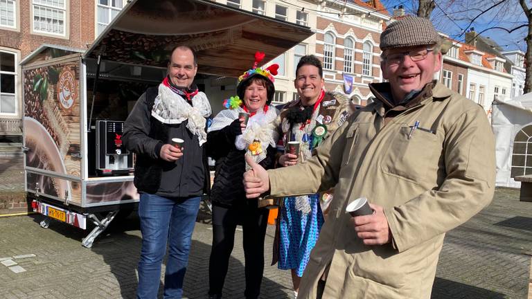 Paul Peeman samen met wat carnavalvierders voor zijn koffiekar (foto: Birgit Verhoeven)