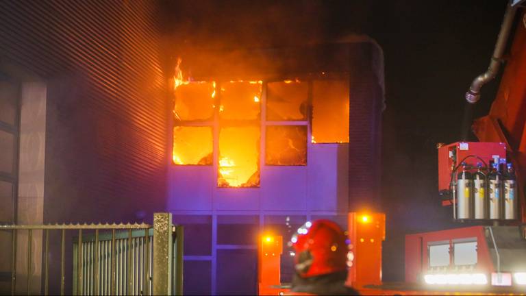 Brand bij kantoor autowasstraat Helmond (foto: Pim Verkoelen).