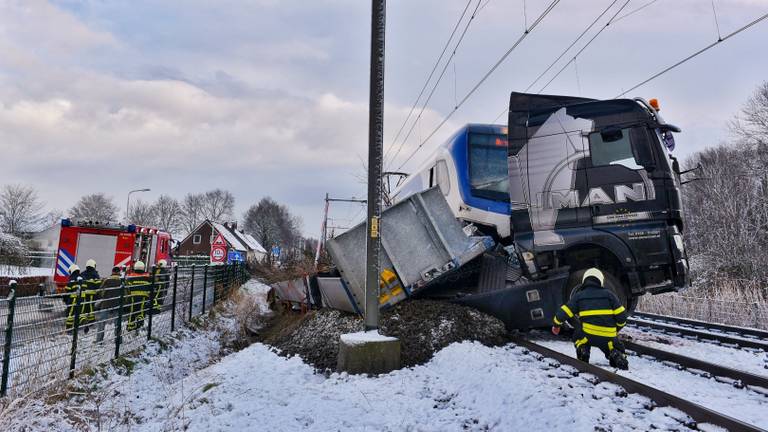 Enorme ravage na botsing tussen trein en vrachtwagen in Berkel-Enschot (foto: Toby de Kort).