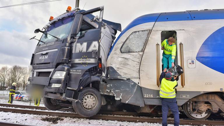 De chauffeur klom zelf uit de cabine. (Foto: Toby de Kort)