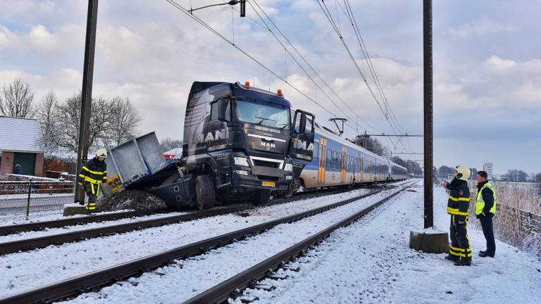 Enorme ravage na botsing tussen trein en vrachtwagen in Berkel-Enschot. (foto: Toby de Kort)
