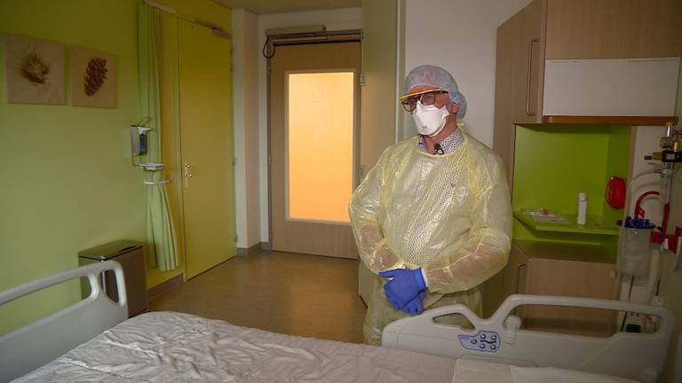 In het Tilburgse ziekenhuis is een speciale kamer ingericht voor coronapatiënten.