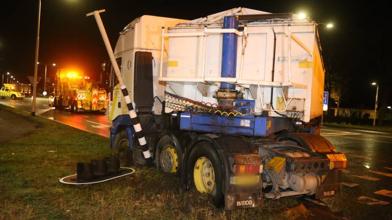 Een vrachtwagen schaarde vrijdagochtend op de N65. (Foto: Bart Meesters)