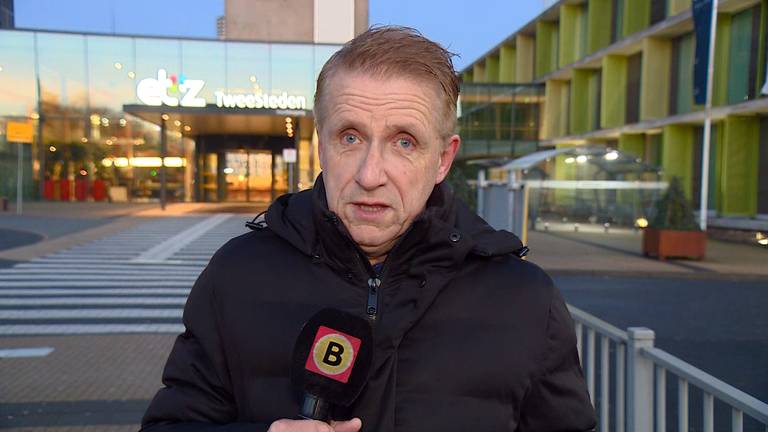 Verslaggever Jan Waalen doet verslag bij het ziekenhuis