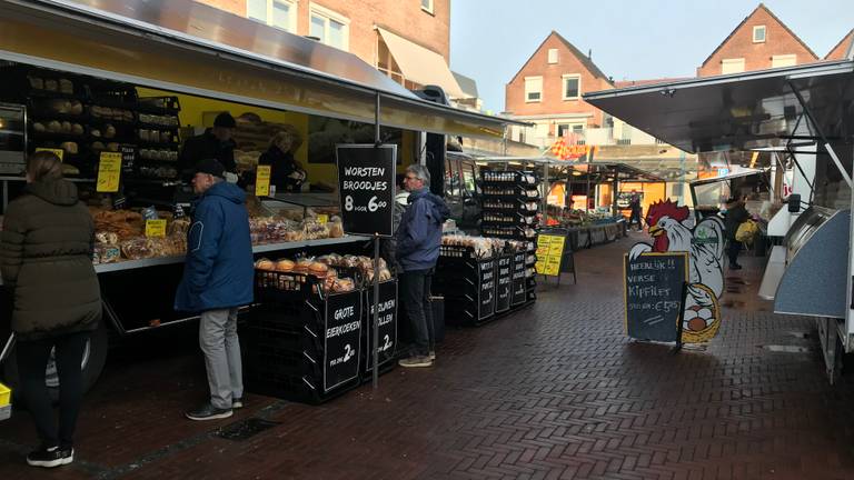 De markt in Loon op Zand gaat vrijdagmorgen gewoon door. (Foto: Ilse Schoenmakers)