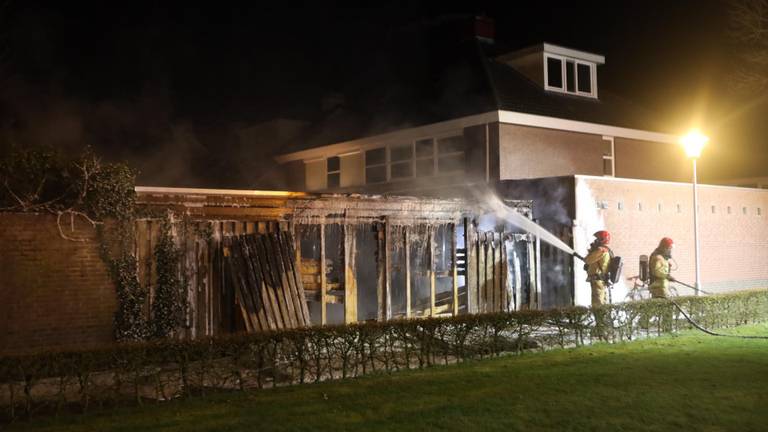 De brandweer bluste het vuur aan de Imkerhei in Best (foto: Sander van Gils/SQ Vision)