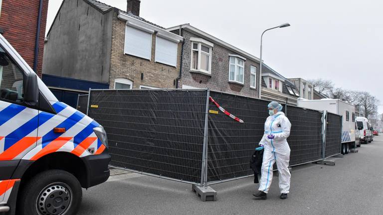 Onderzoek bij het huis waar de dode is gevonden (foto: Toby de Kort/SQ Vision).