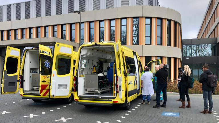 Ambulances voor het Amphia Ziekenhuis in Breda (archieffoto: Raoul Cartens)