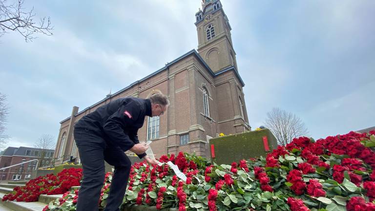 Een zee van rozen voor de coronaslachtoffers in Erp. (foto: Jan Peels).