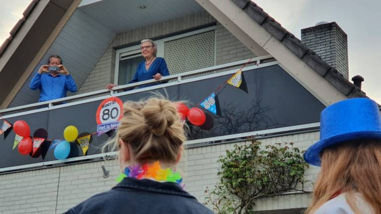 Oma Diny wordt toegezongen