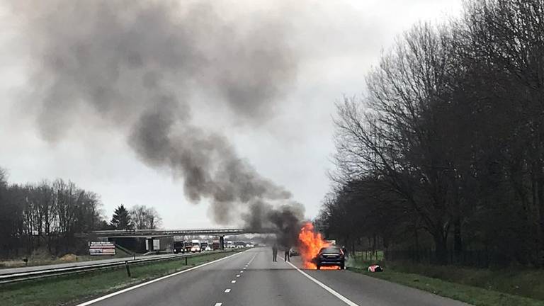 De auto stond in lichterlaaie. (Foto: weginspecteur Matthew / Rijkswaterstaat)