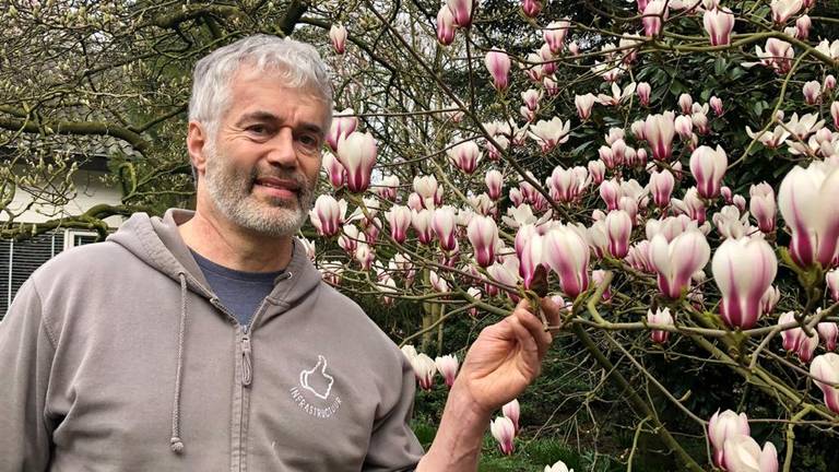 Peter Blommerde bij een magnolia. (Foto: Erik Peeters)