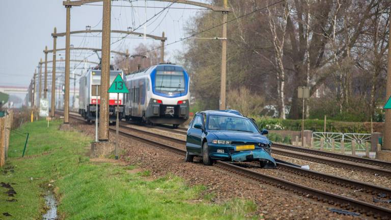 De auto werd door een trein geramd (foto: Christian Traets/SQ Vision).