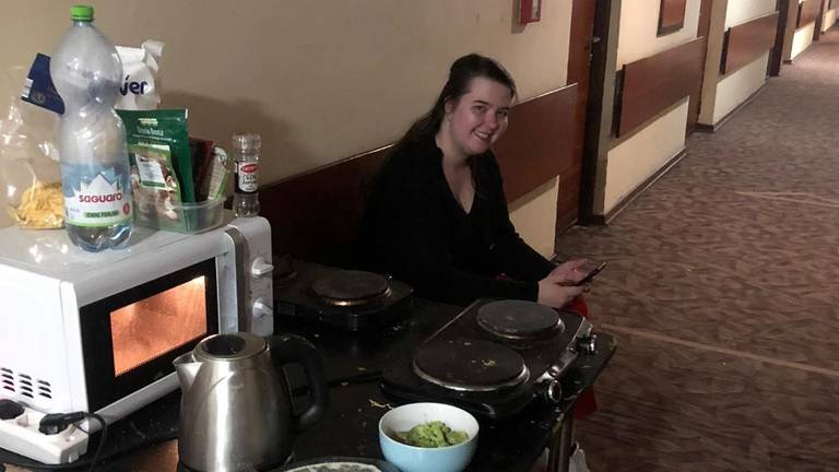 Sanne van Loon aan het koken op de gang van het hotel in Žilina.