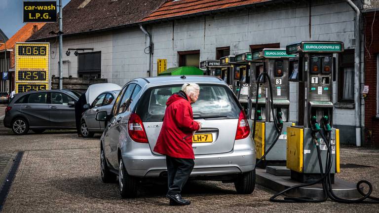 Veel Nederlanders tanken in België (Foto: Rob Engelaar).