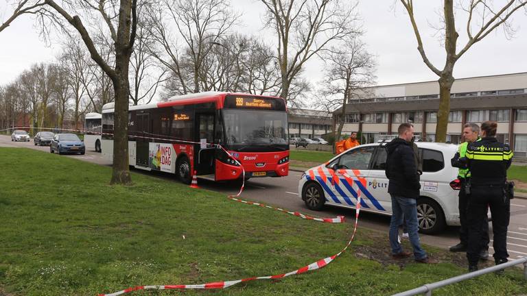 De man stapte gewond de bus binnen. (Foto: Bart Meesters / Meesters Multi Media)