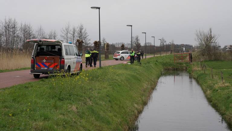 De plek waar de vrouw in de sloot terechtkwam. (Foto: Iwan van Dun/SQ Vision Mediaprodukties)