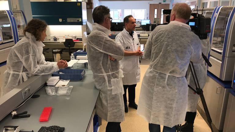 Arts-microbioloog Jean-Luc Murk wordt in het laboratorium van het Tilburgse Elisabeth-TweeSteden Ziekenhuis geïnterviewd.