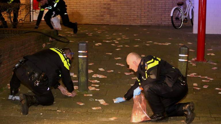 Agenten rapen geld in Den Bosch. (Foto: Bart Meesters / SQ Vision)