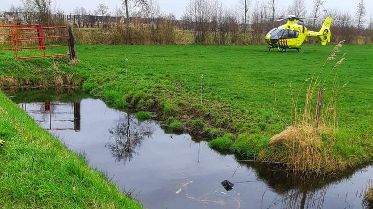 Vanwege het ongeluk werd ook een traumahelikopter ingeschakeld (foto: Wijkagenten Waalwijk/Sprang-Capelle/Waspik).