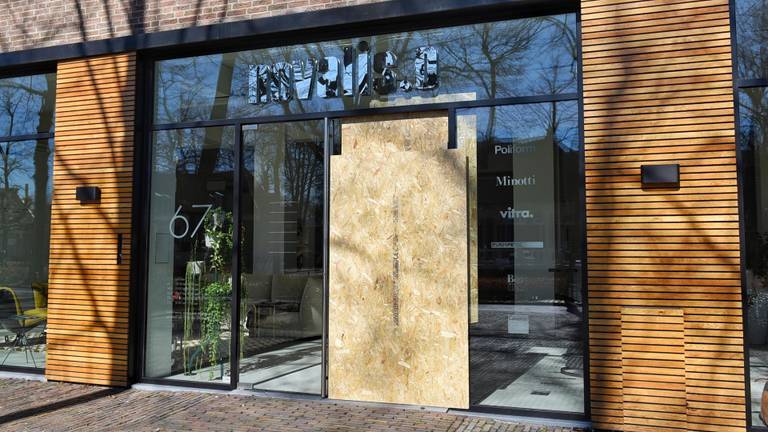 De pui van de winkel in Oisterwijk is geramd (foto: Toby de Kort).