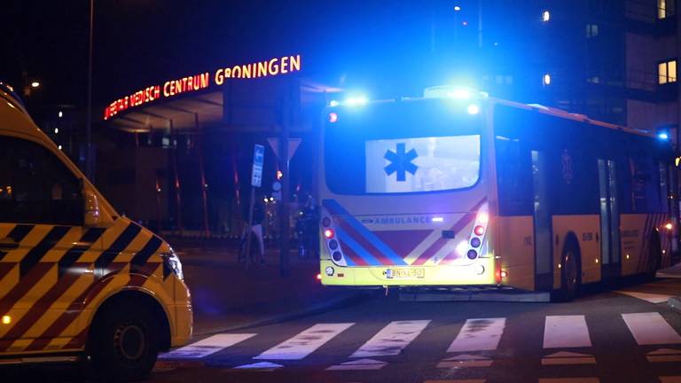 Ambulancebussen met Brabantse coronapatiënten in Groningen.